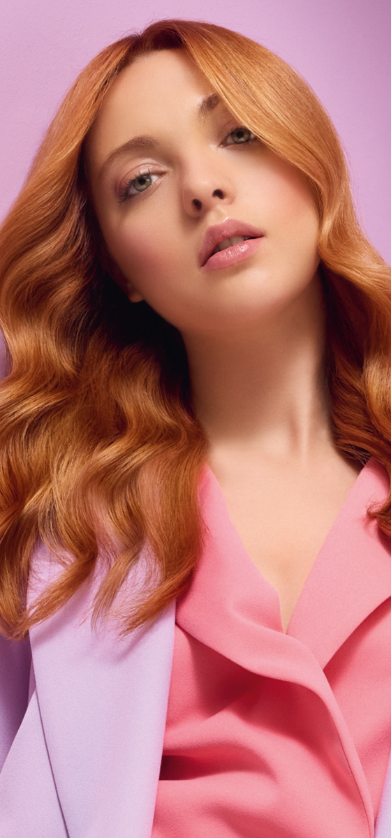 immagine ragazza con i capelli lunghi, rossi e mossi